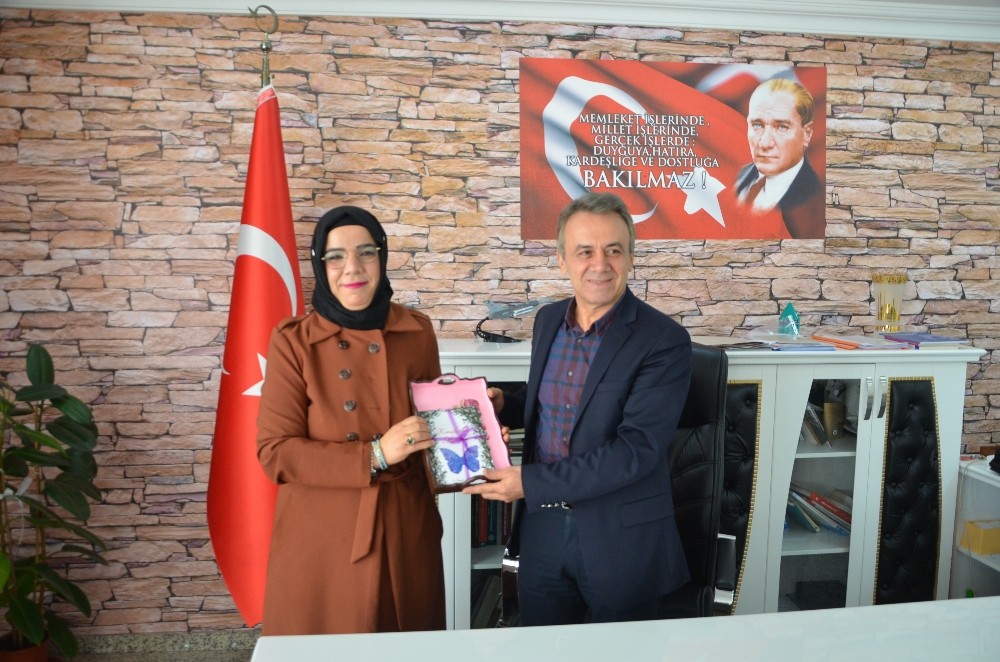 Özel birey yazdığı ilk kitabını kaymakama hediye etti 