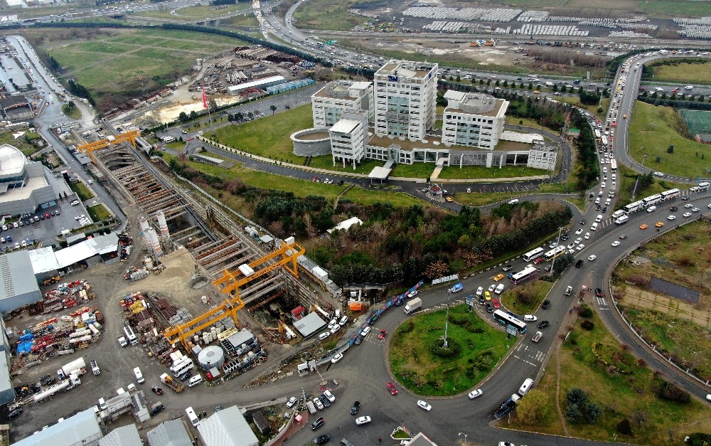 (Özel) Bitmeyen metro inşattı trafiği felç etti, kilometrelerce kuyruk oluştu 