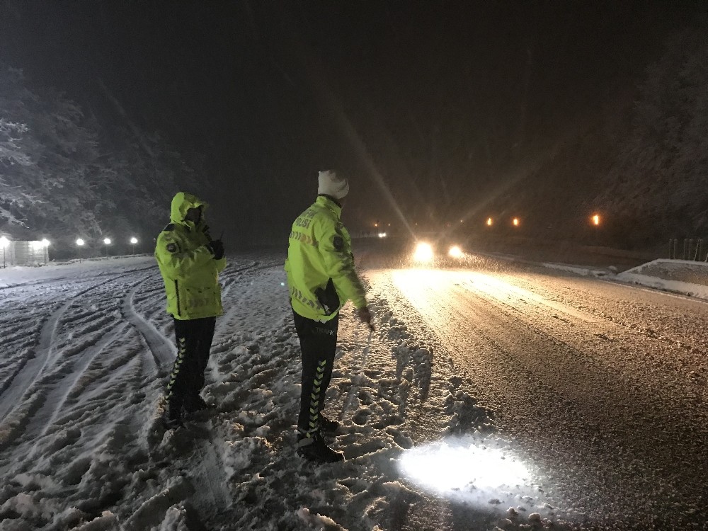 (Özel) Bolu Dağı’nda zorlanan sürücülerin yardımına trafik ekipleri koşuyor 