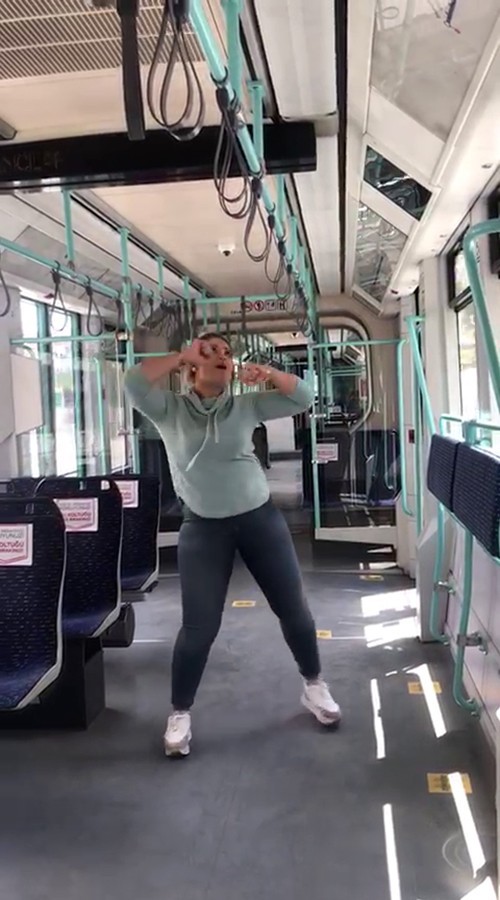 (Özel) Boş bulduğu tramvayda zumba yaptı 