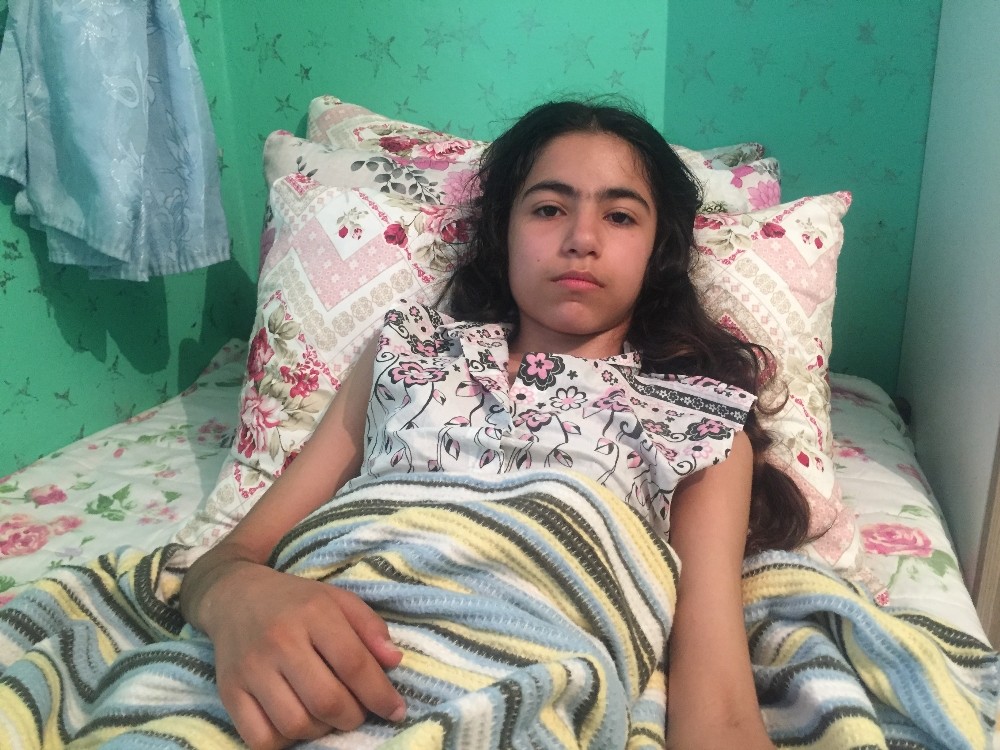 (Özel) Boynuna saplanan makasla felç kalan Ezel’in yardım çığlığı 