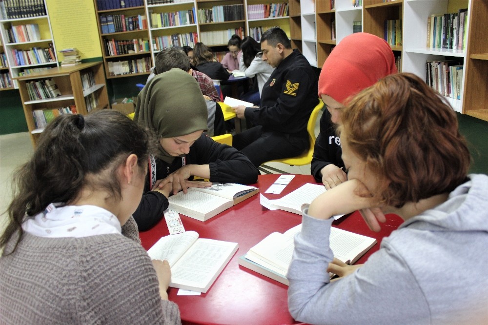 (Özel) Bu ilçede bütün idareciler öğrencilerle beraber kitap okuyor 