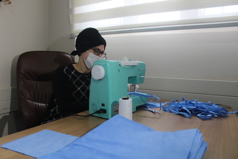 (Özel) Bu mahallenin kadınları sağlık çalışanları için evlerinde maske dikiyor 
