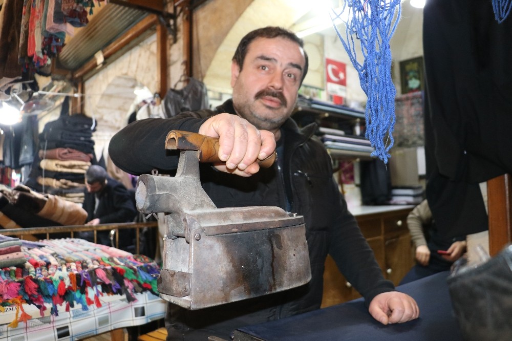 (Özel) Bu ütü mangal kömürüyle çalışıyor 