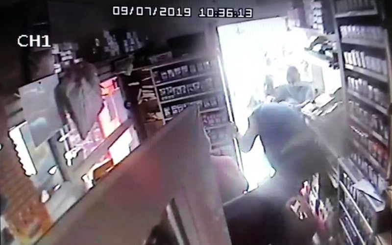 (Özel) Büfede şakalaşma sonucu çıkan tekme tokat kavga kamerada 