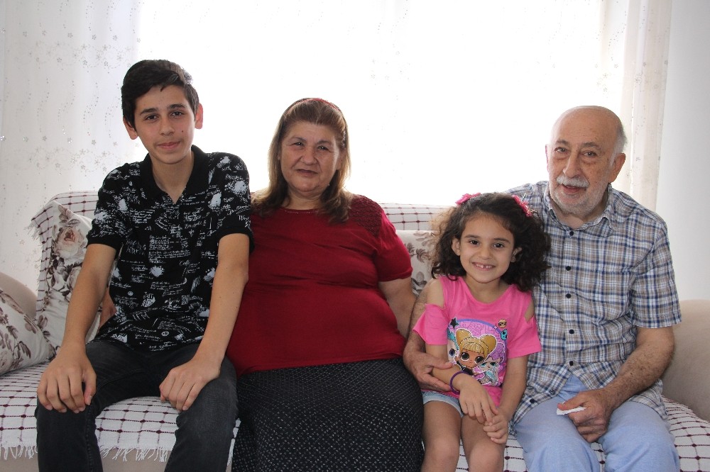 (Özel) Burhan amca, bayram sevincini torunlarıyla yaşadı 