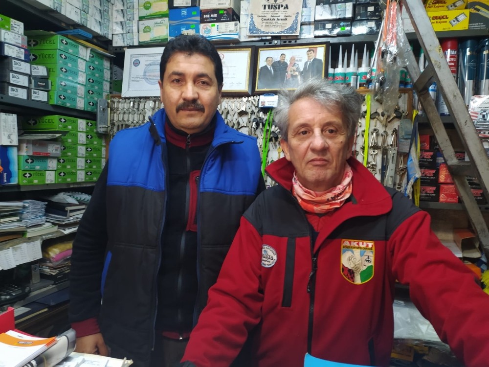 (ÖZEL) Bursalı muhtardan evlere emekli maaşı ve ikramiye servisi 