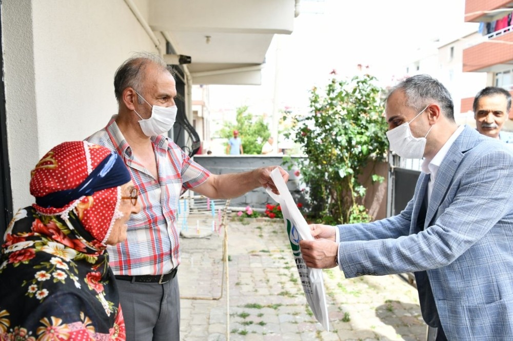 (Özel) Çayırova Belediyesi’nden ilçedeki 45 bin haneye 135 bin paket bayram çikolatası 