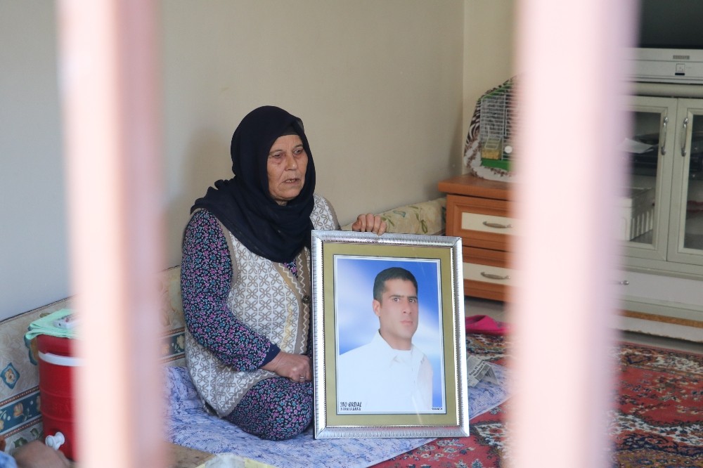 (Özel) Cezaevindeki iki oğlundan biri yanarak ölen kadın yardım istedi 