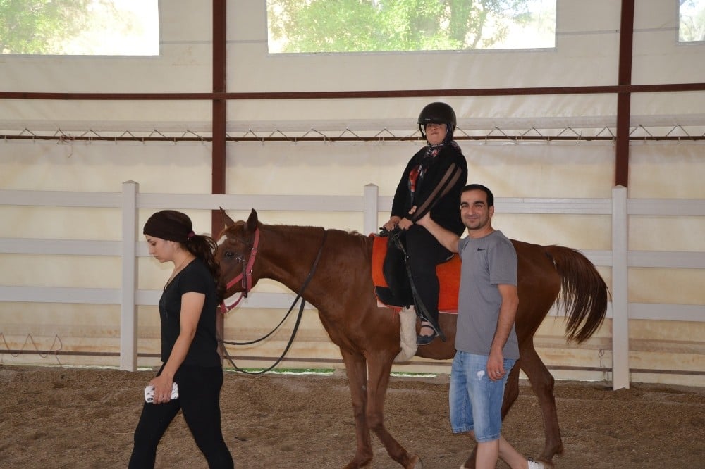 Özel çocuklar at çiftliğini gezdi 