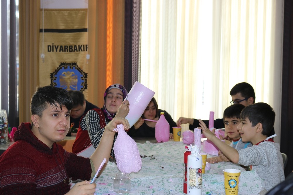 Özel çocuklar, kuşlar için plastik atıklardan yuvalar yaptı 