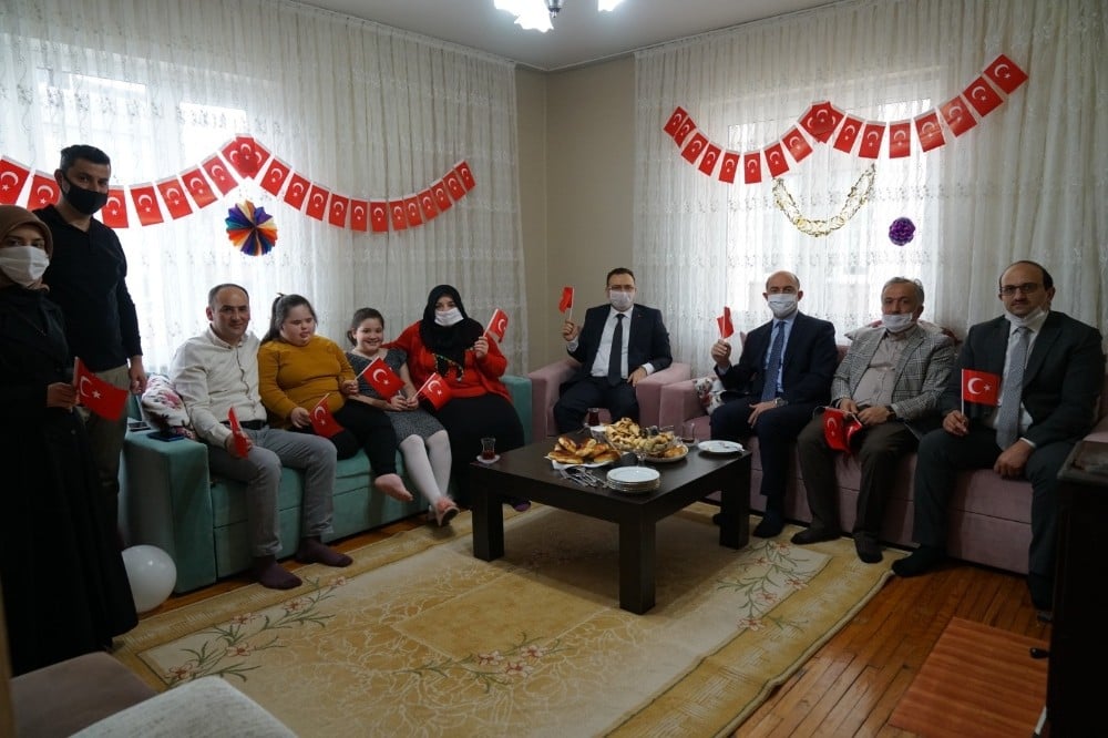 Özel çocuklara 23 Nisan sürprizi 