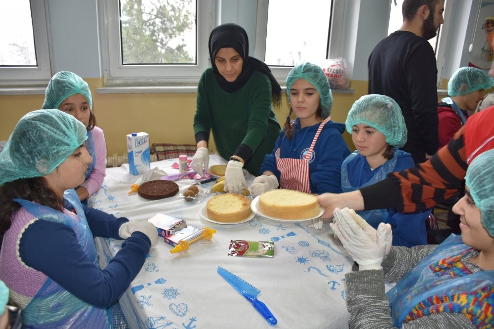 Özel çocuklardan pasta yapma etkinliği 