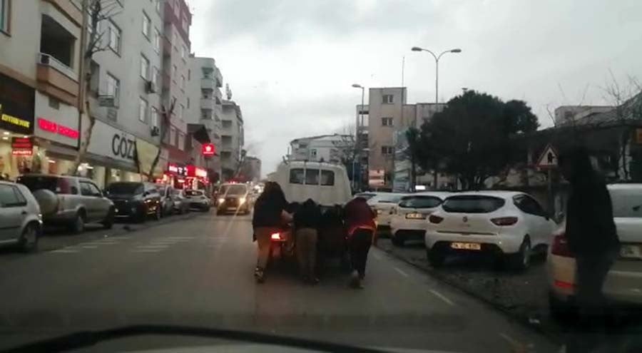 (Özel) Çocukların trafikte ölümle oyunu kamerada 