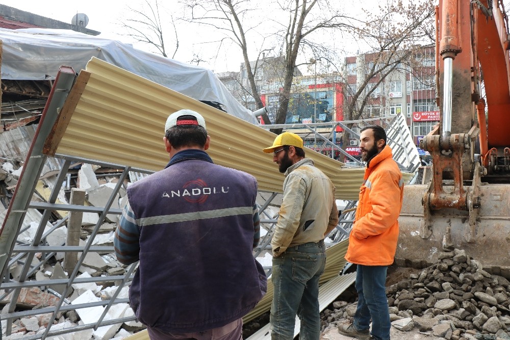 (Özel) Çöken binadan son anda kurtulan işçiler korku dolu anları anlattı 