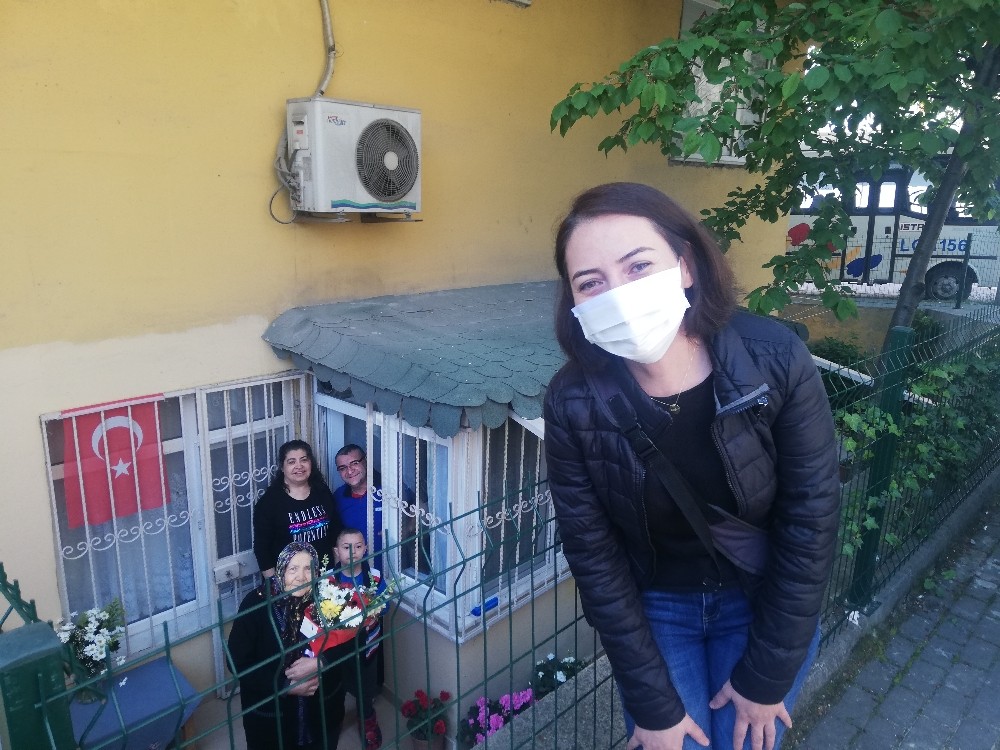(Özel) Covid-19 servisi hemşiresinden 74 yaşındaki annesine duygulandıran sürpriz 