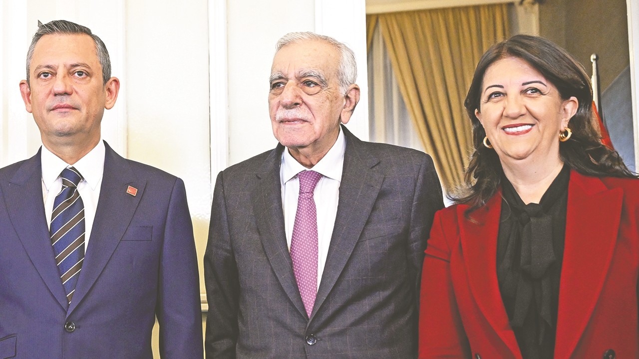 Özel, DEM’in sözcüsü gibi