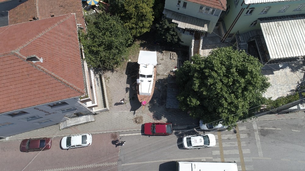 (Özel) Denize 4 kilometre uzakta mahalle arasında tekne yaptı 