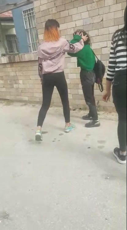 (Özel) Denizli’de kız çocukları çete kurdu, kan donduran görüntüler ortaya çıktı 