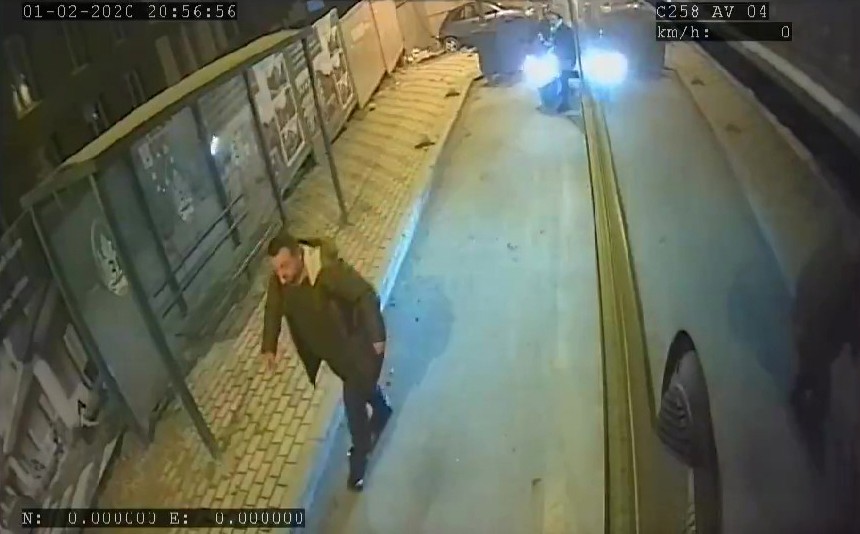(Özel) Dikkatsiz motosiklet sürücüsünün otobüsten inen kadına çarptığı anlar kamerada 