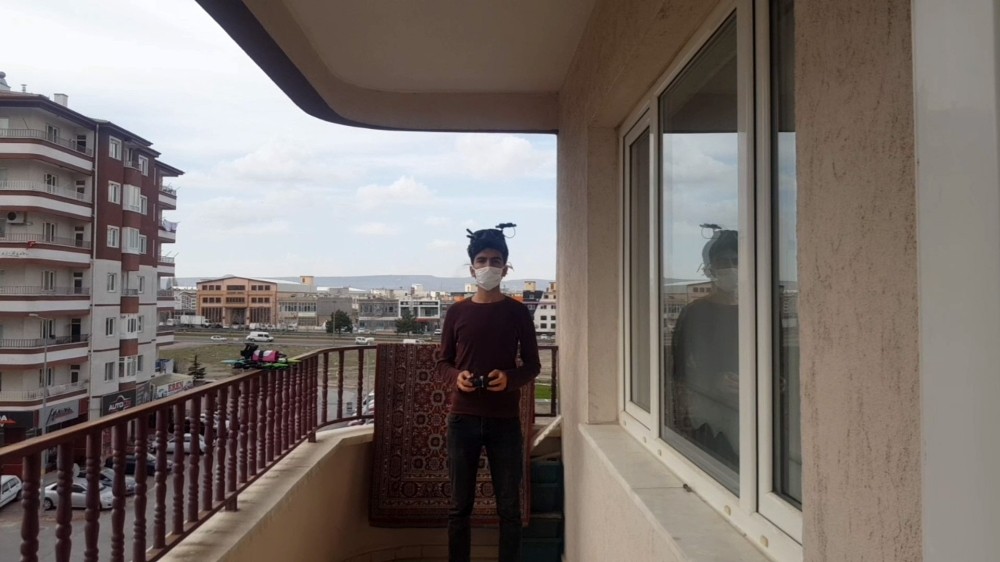 (Özel) Dışarı çıkması yasak olduğu için markete dronla gidiyor 