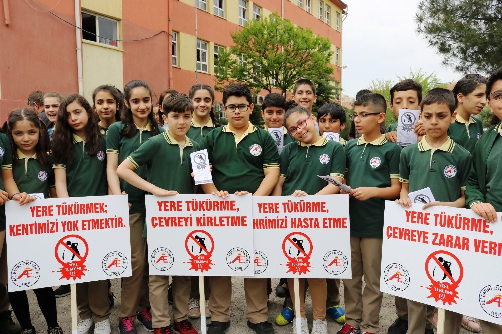 (Özel) Diyarbakırlı öğrencilerden ‘Şehrime tükürme’ etkinliği 