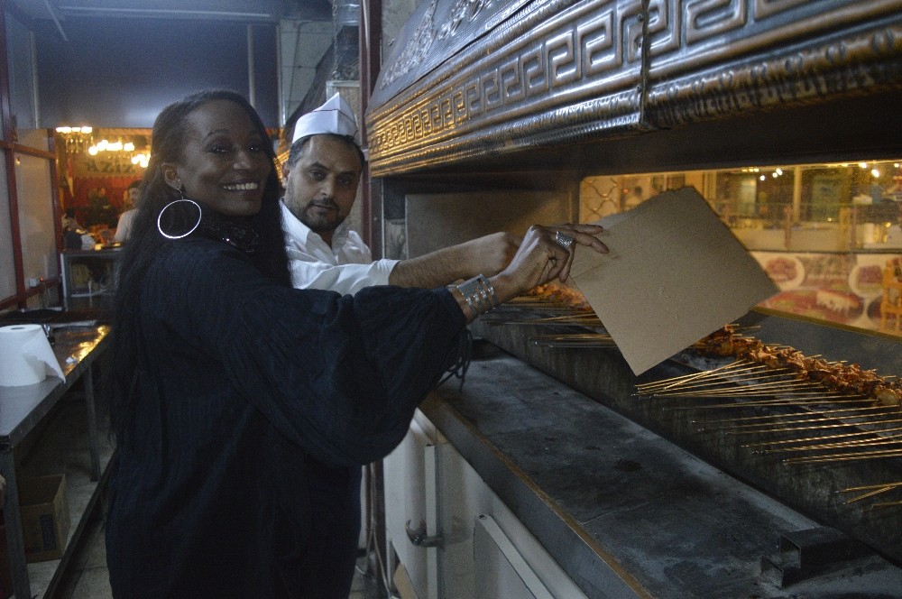(Özel) Dünyaca ünlü vokalist Della Miles elinden kebap 