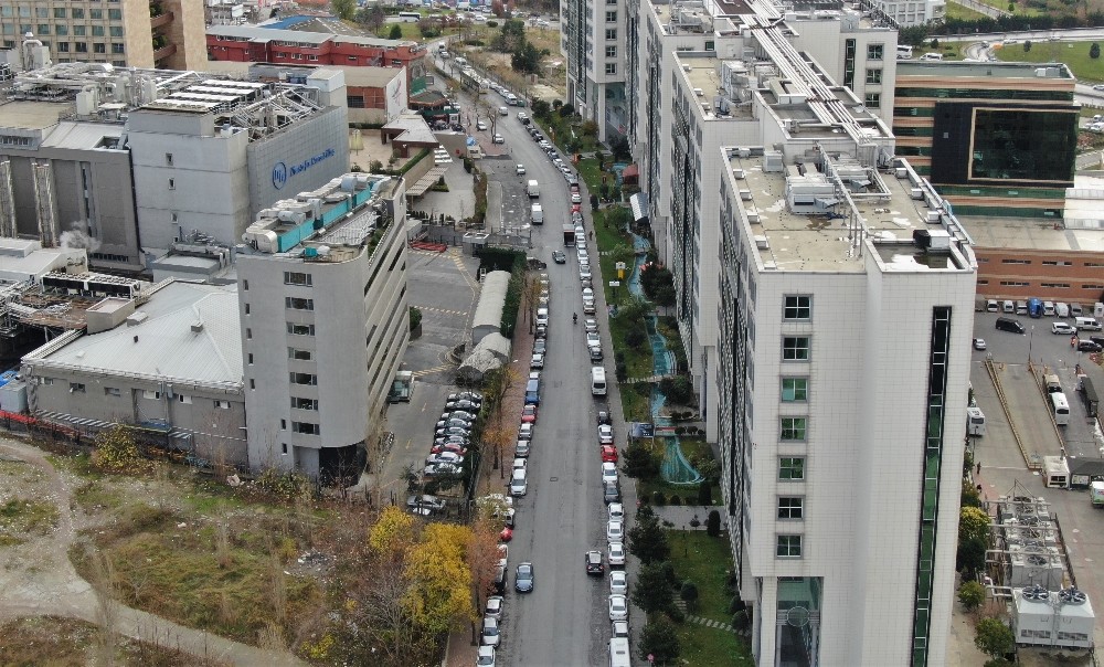 (Özel) Durmak yasak olmasına rağmen caddeyi otoparka çevirdiler 