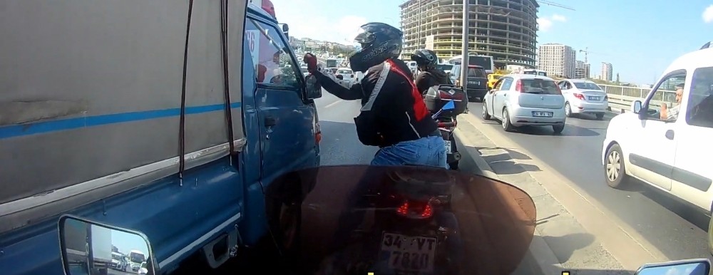 (Özel) E-5 karayolunda motosikletli magandanın yaşattığı dehşet kamerada 