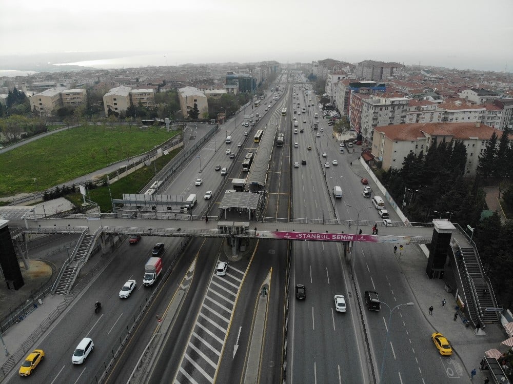 (Özel) E-5 ve metrobüs yollarında kısıtlama sonrası hareketlilik drone ile görüntülendi 