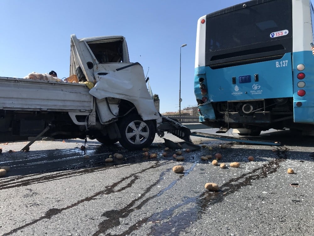 (Özel) Edirnekapı’da kamyonet özel halk otobüsüne çarptı: 2 yaralı 