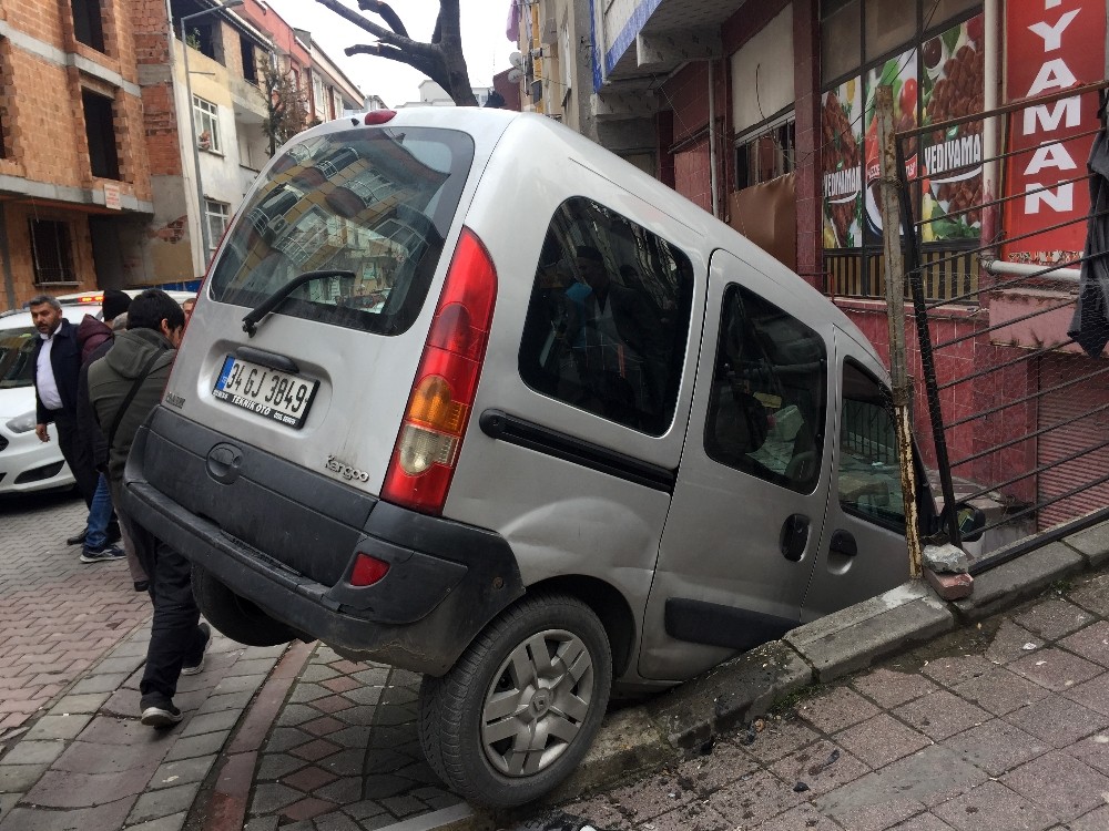 (Özel) Ehliyetsiz sürücü kaldırımda duran çocuğa çarptı 