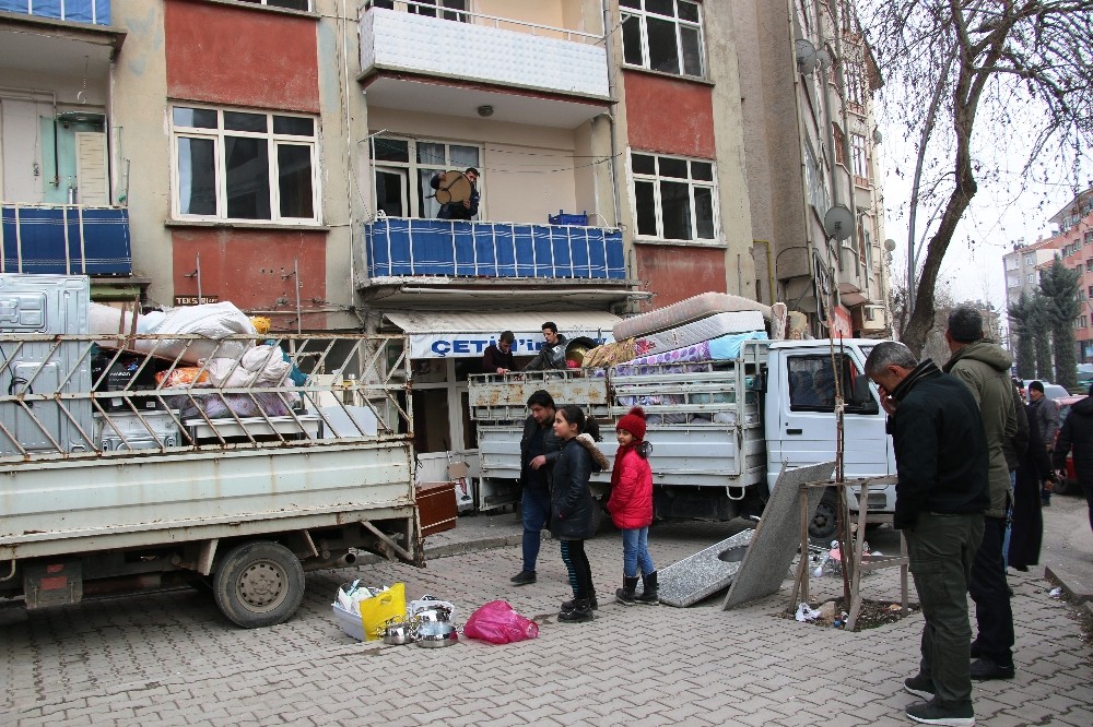 (ÖZEL) Elazığ’da 88 yapı için acil yıkım kararı, depremden kaçış 