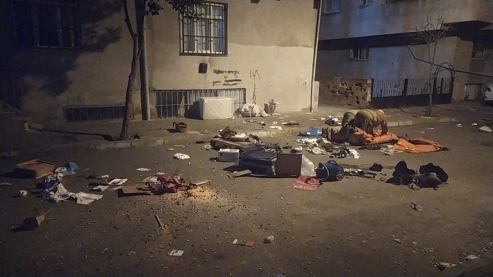 (Özel) Eline balta alıp ortalığı ayağa kaldırdı, evdeki bütün eşyaları sokağa fırlattı 