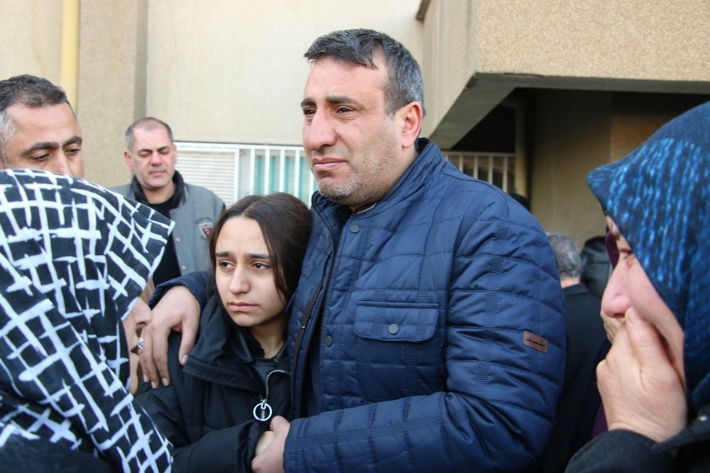 (Özel) Elini tutamadığı için oğlu ölen baba kızının elini bırakmadı 