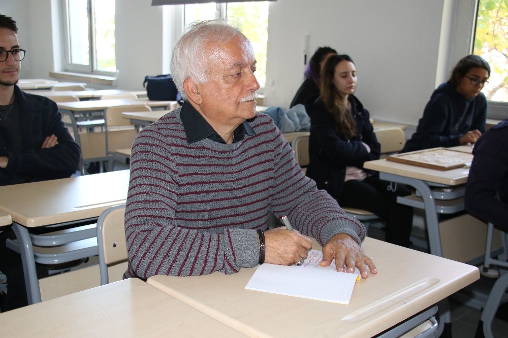 (Özel) Emekli hakim, çocukluk hayali için ikinci üniversitesini okuyor 