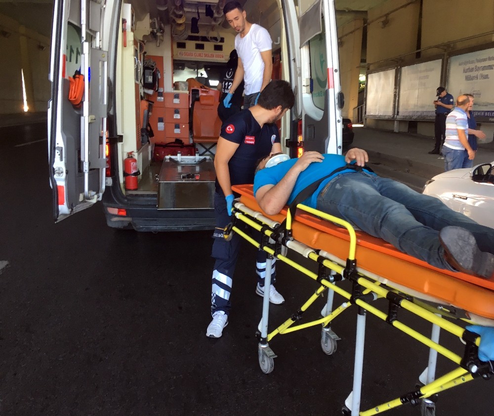 (Özel) Emniyet şeridindeki araca otomobil çarptı: 2 yaralı 