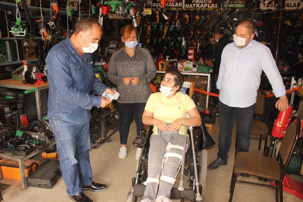 (Özel) Engelli genç kız engelli maaşını ihtiyaç sahiplerine bağışladı 