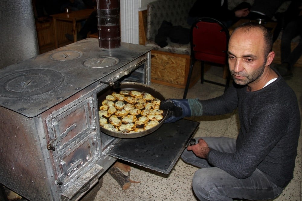 (Özel) Erzincan’da soğuk kış gecelerinin vazgeçilmez lezzeti kaşarlı patates 