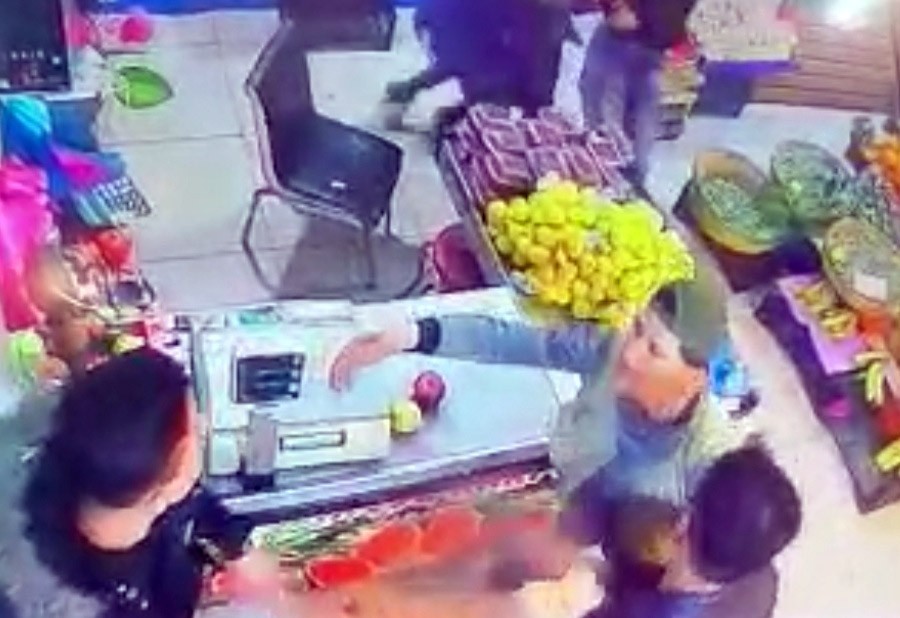 (ÖZEL) Esenyurt’ta manav dükkanında tekme tokat “hırsız” kavgası kamerada 