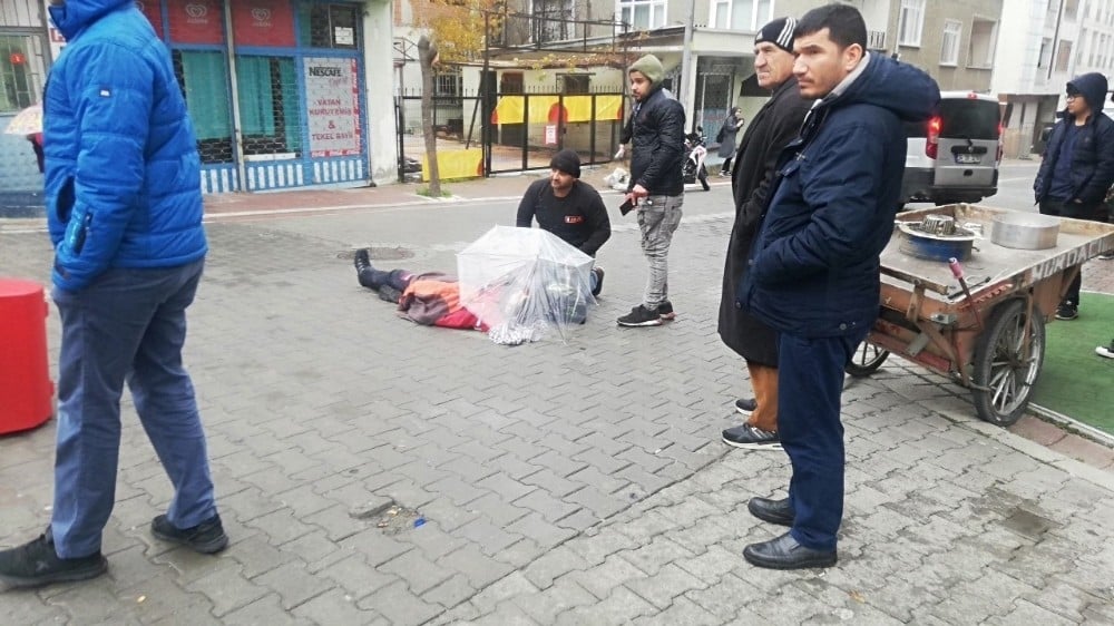 (Özel) Esenyurt’ta yaralı motosiklet sürücüsüne yerde şemsiyeli önlem 