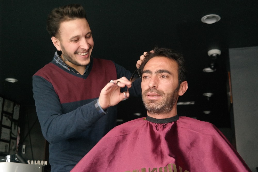 (Özel) Eski çırak, ustasını tıraş etti 