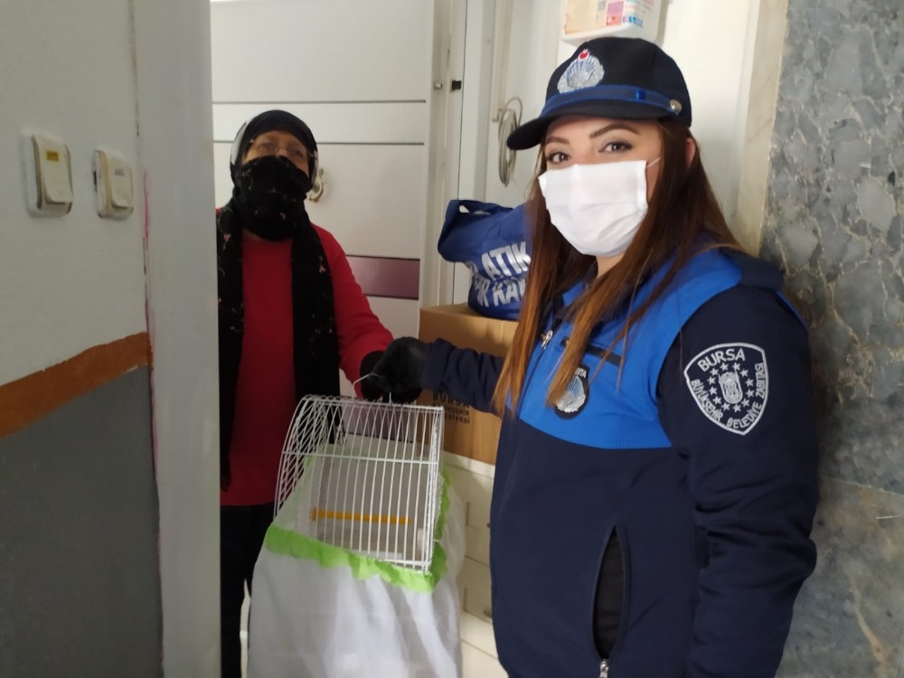 (Özel) Evde kalan yaşlı kadın isteği ile belediye ekiplerini şok etti 