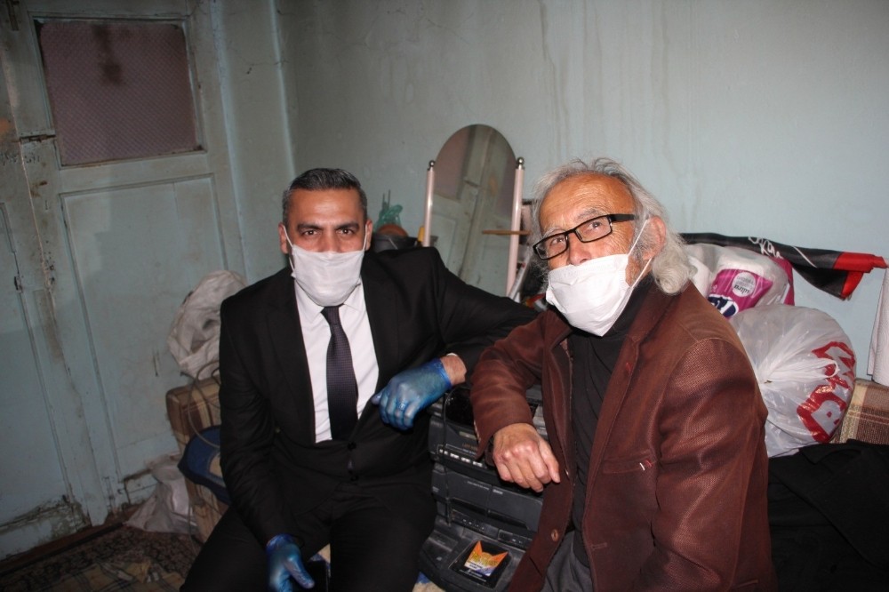 (Özel) Evde tek başına kalınca morali bozulan amcaya Kaymakamlık sohbete gitti 