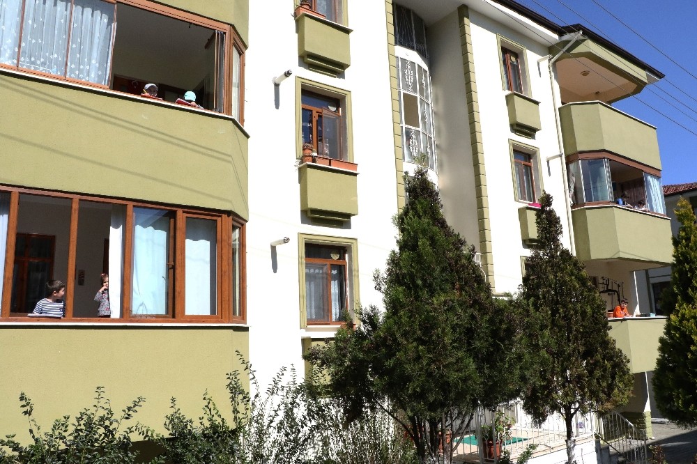 (Özel) Evden çıkamayan çocuklar balkondan balkona oyun oynuyor 