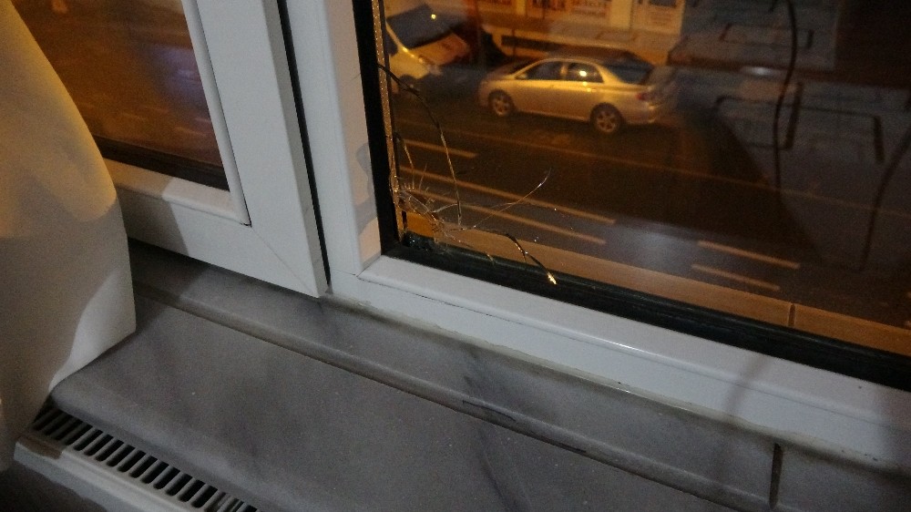 (Özel) Evin penceresine kurşun isabet etti, küçük çocuk saniyelerle ölümden döndü 