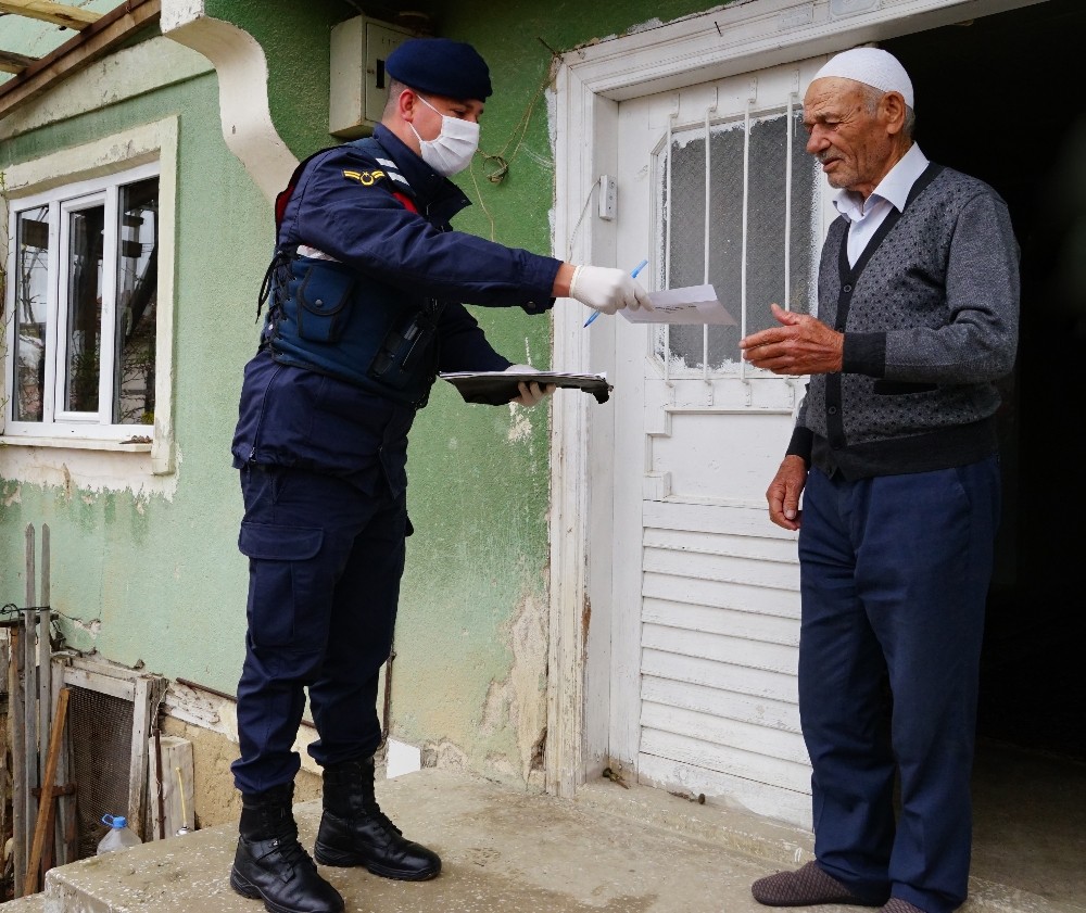 (ÖZEL) Evine gelen maaşını yaşlı vatandaş askere dua etti 