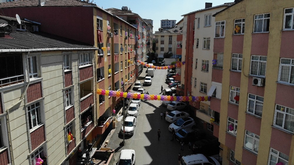 (Özel) Evlerinin camlarını ve sokağı süsleyip, ilahiler çalarak bayramı sokağa taşıdılar 