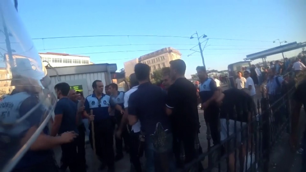 (Özel) Galata Köprüsü’nde seyyar satıcılar zabıtaya sopayla saldırdı 