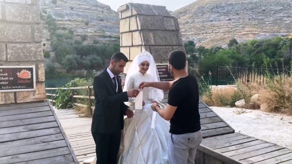 (Özel) Gelinle damada altın yerine maske taktılar 